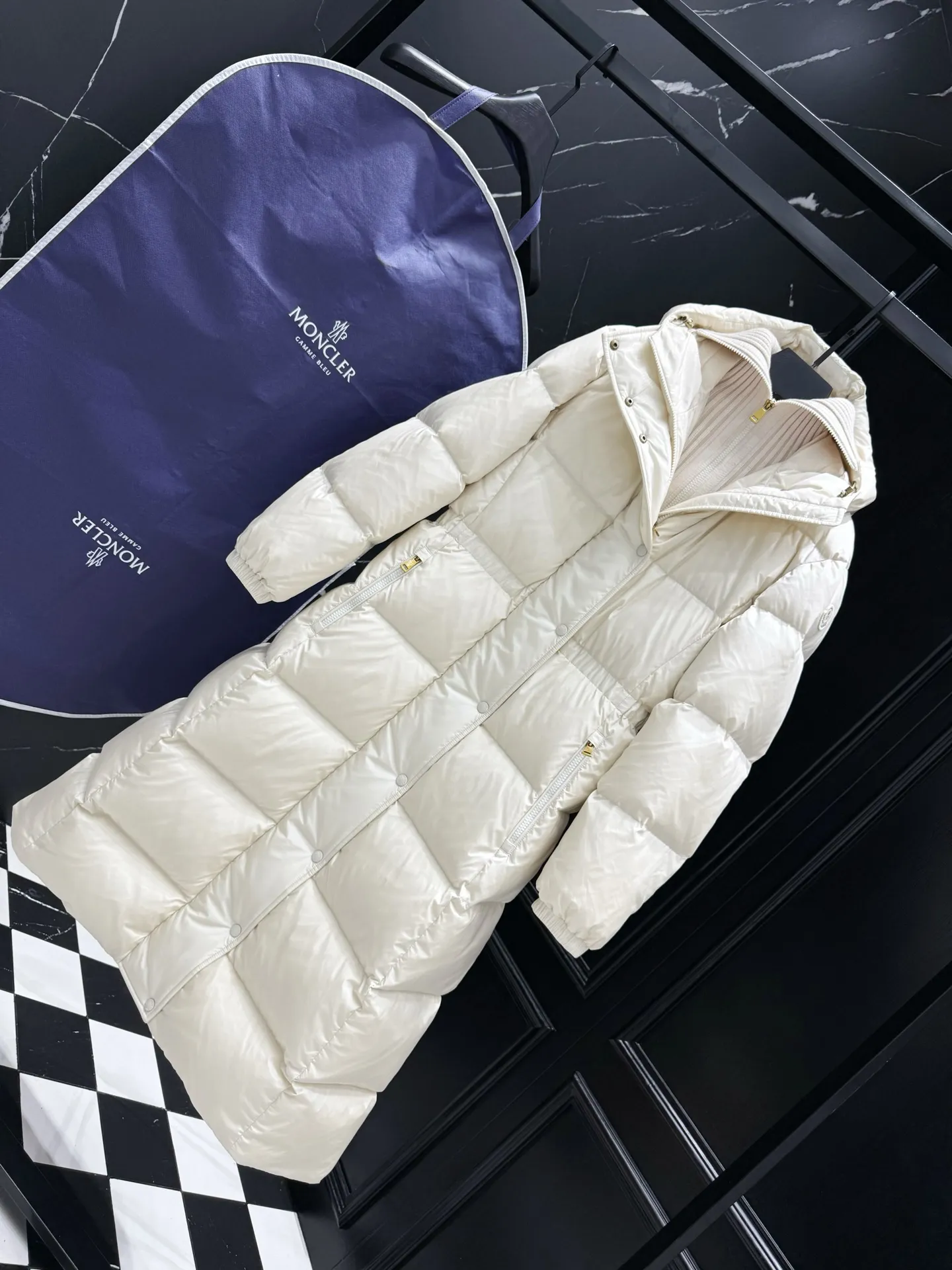 “ ”Moncler Chamer ，Chamer 。 ， 。 ， 。 Size：1234 ： ：Black White